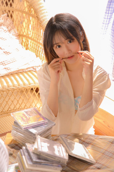 公在厨房撕开奶罩吸奶头