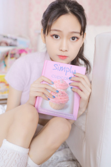 老妇女擦她下面毛茸茸的