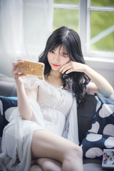 妈妈一边做饭一边干什么呢