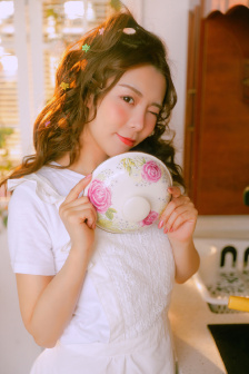 和尚抱着小雪在禅寺的落地窗