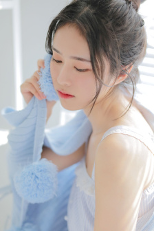 他的手渐渐地也开始不安分起来